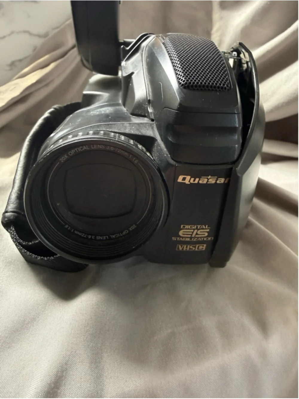 Quasar VM-D51Palmcorder VHSC 20x Zoom Lens Video Camera w batteries Works